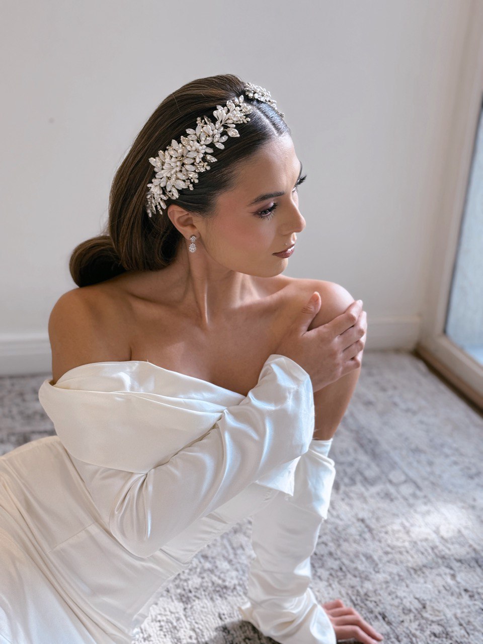 peineta ma10 elaborada con cristal ópalo y austriaco  con una conbinacion de azahares en un terminado aperlado bridal hairstyle bridal headband 