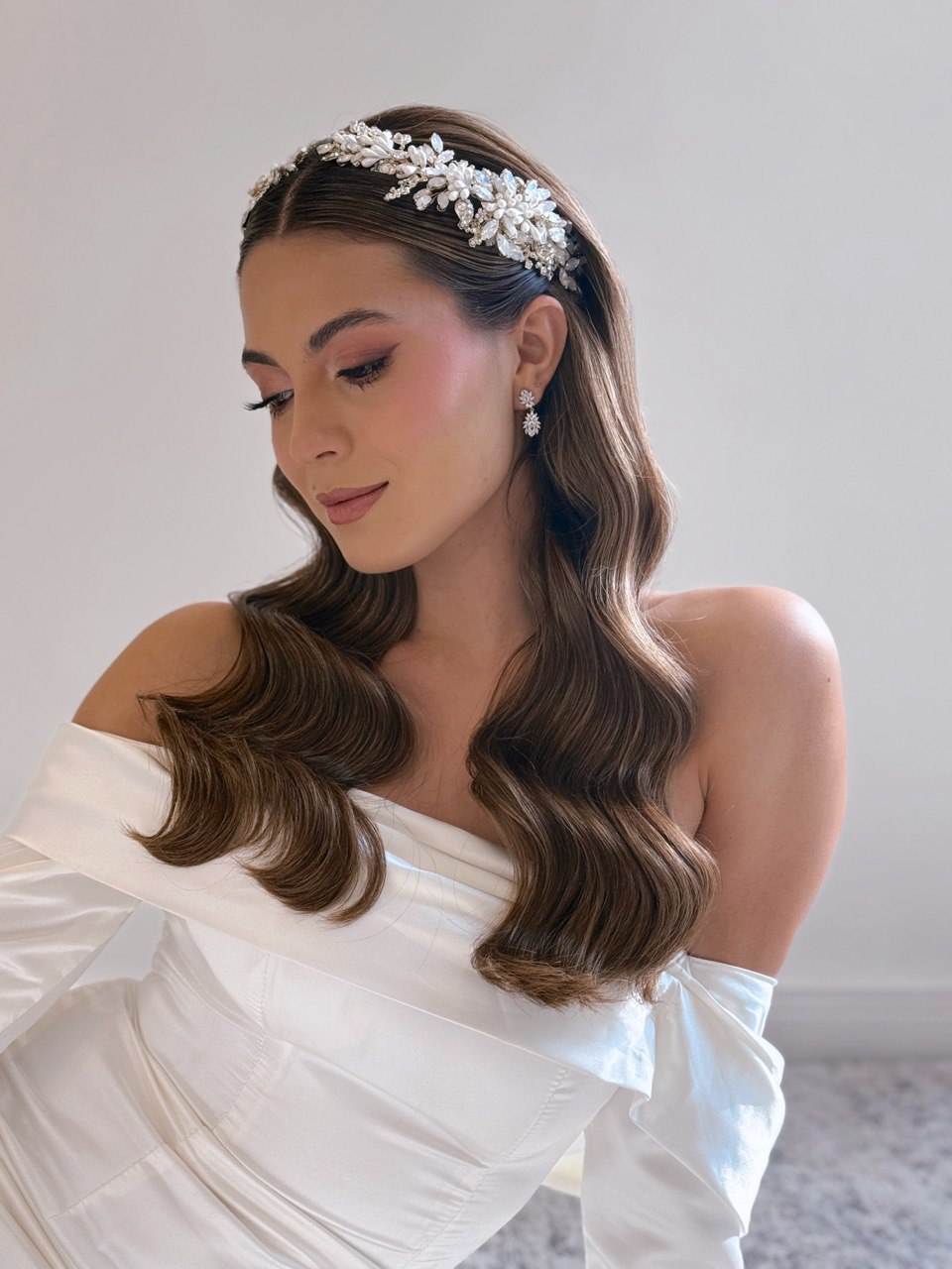 peineta ma10 elaborada con cristal ópalo y austriaco  con una conbinacion de azahares en un terminado aperlado bridal hairstyle bridal headband 