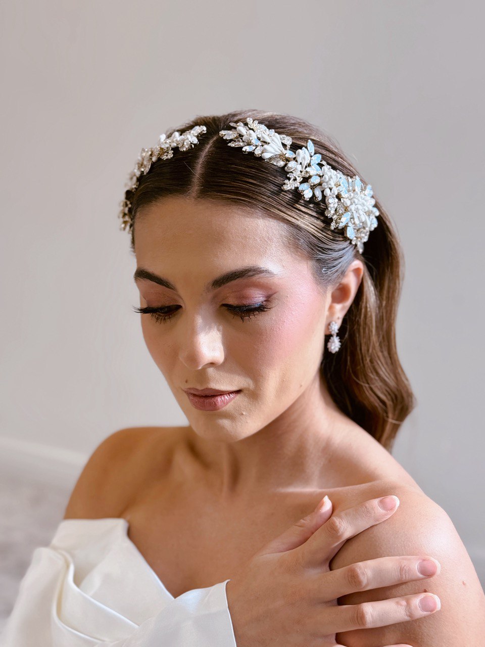 peineta ma10 elaborada con cristal ópalo y austriaco  con una conbinacion de azahares en un terminado aperlado bridal hairstyle bridal headband 