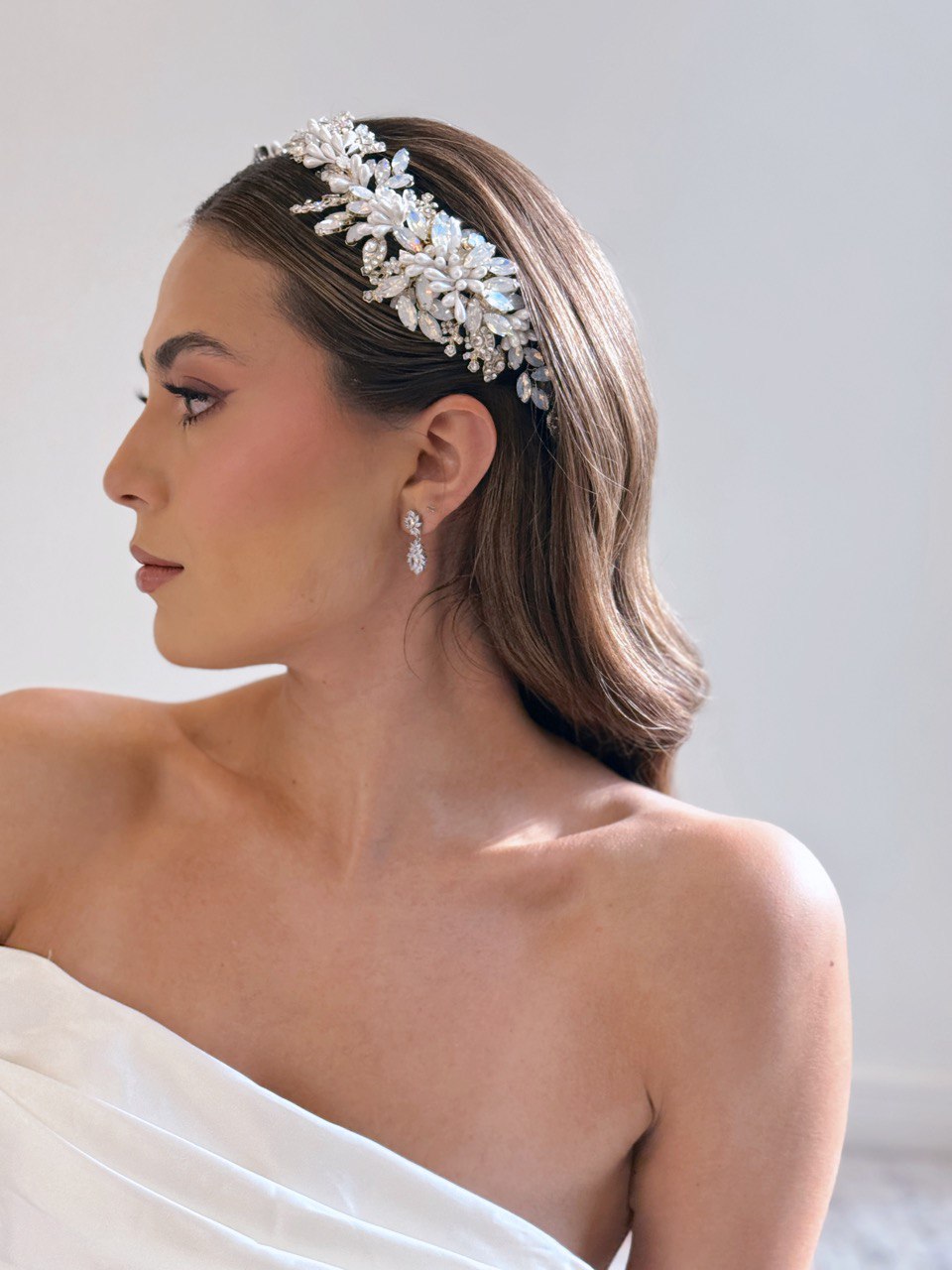 peineta ma10 elaborada con cristal ópalo y austriaco  con una conbinacion de azahares en un terminado aperlado bridal hairstyle bridal headband 