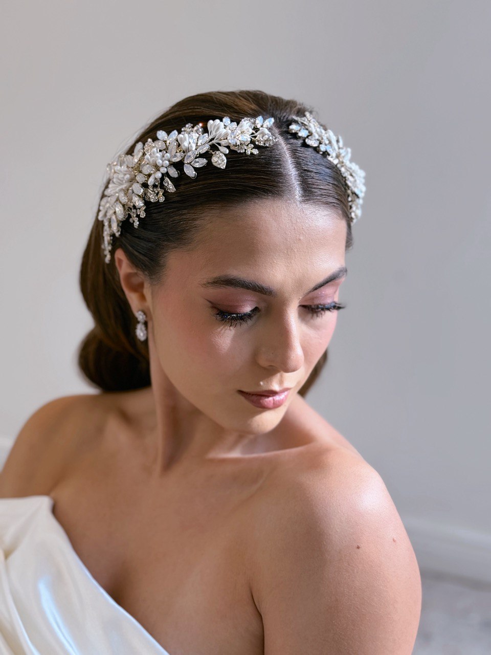 peineta ma10 elaborada con cristal ópalo y austriaco  con una conbinacion de azahares en un terminado aperlado bridal hairstyle bridal headband 