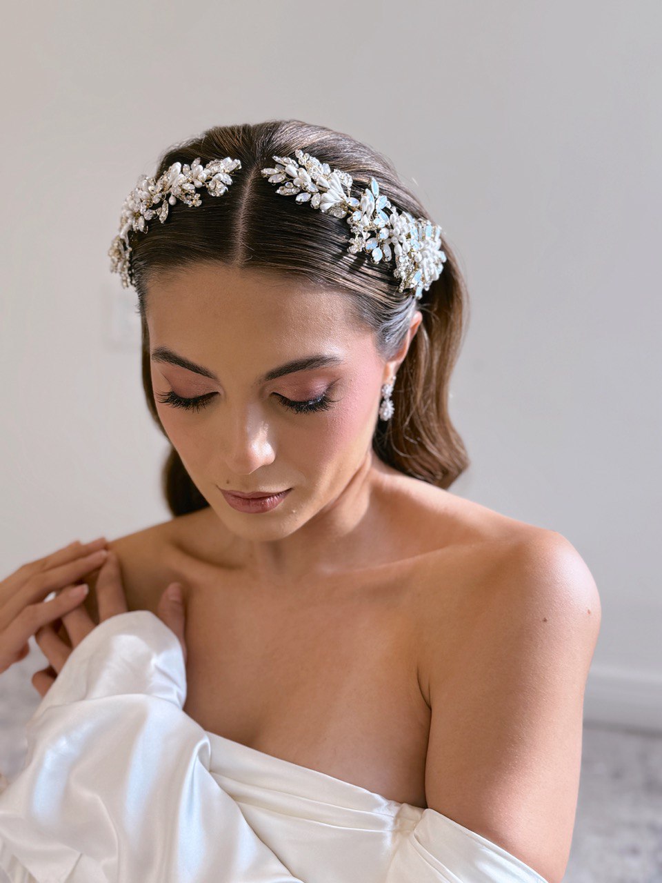 peineta ma10 elaborada con cristal ópalo y austriaco  con una conbinacion de azahares en un terminado aperlado bridal hairstyle bridal headband 