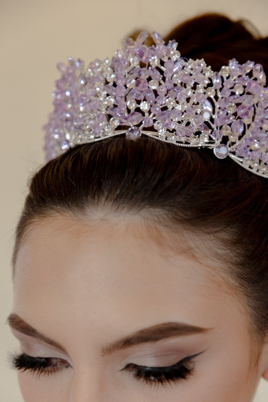 corona de quinceanos con cristales morados y base de plata 