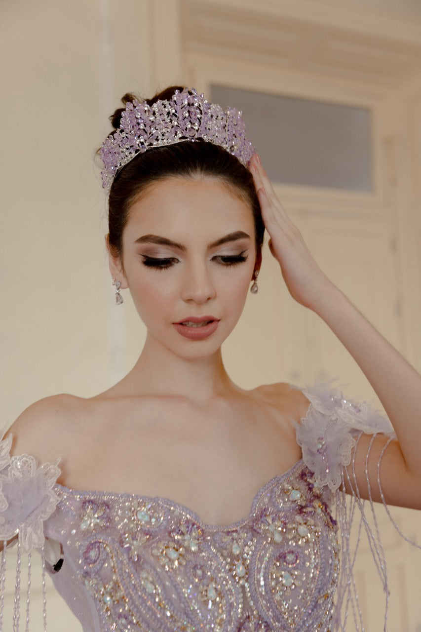 corona de quinceanos con cristales morados y base de plata 