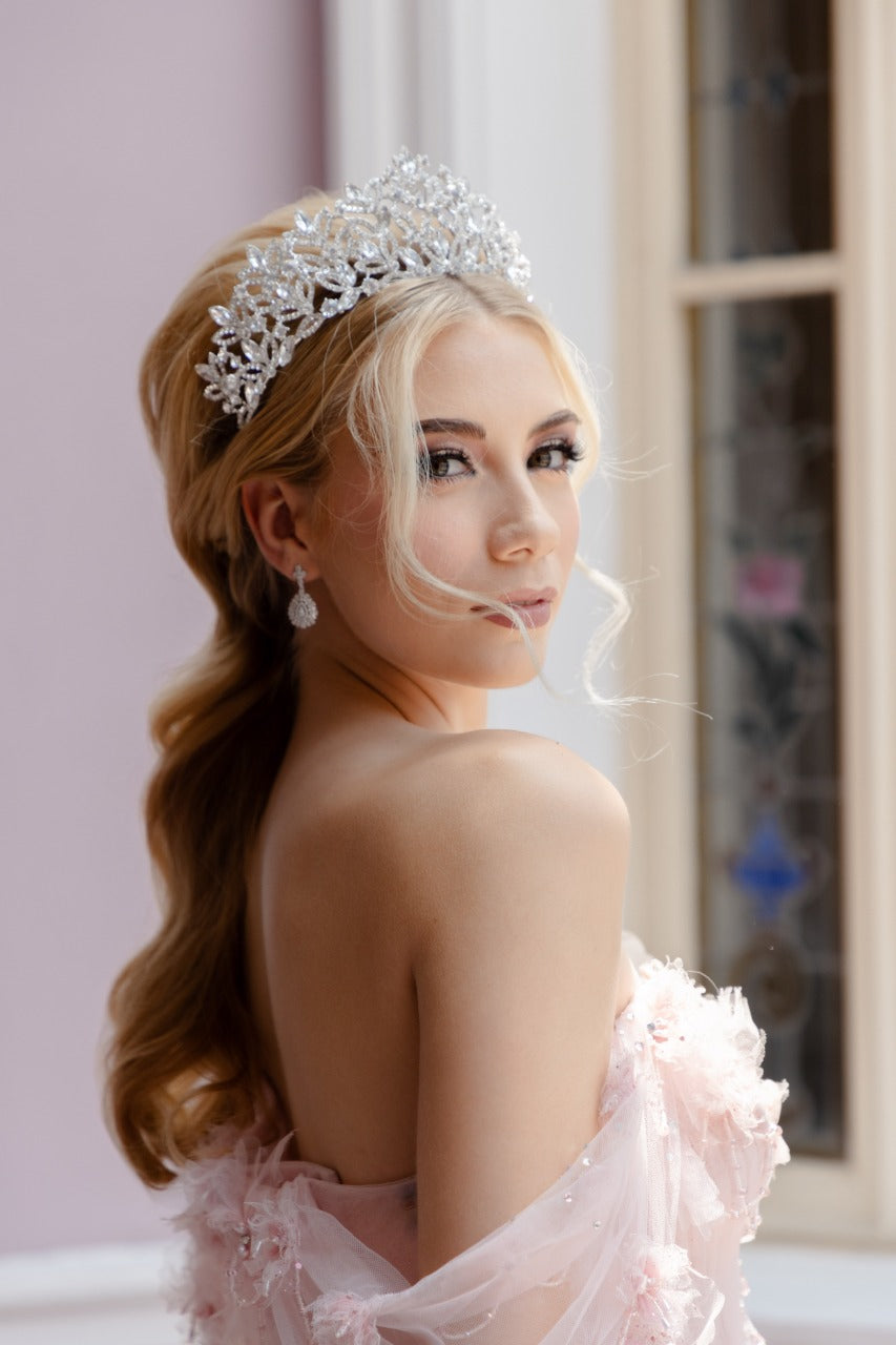 corona de quinceanera en punta aguda con cristales austriacos 