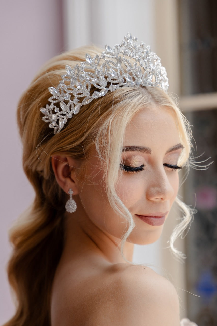 corona de quinceanera en punta aguda con cristales austriacos 