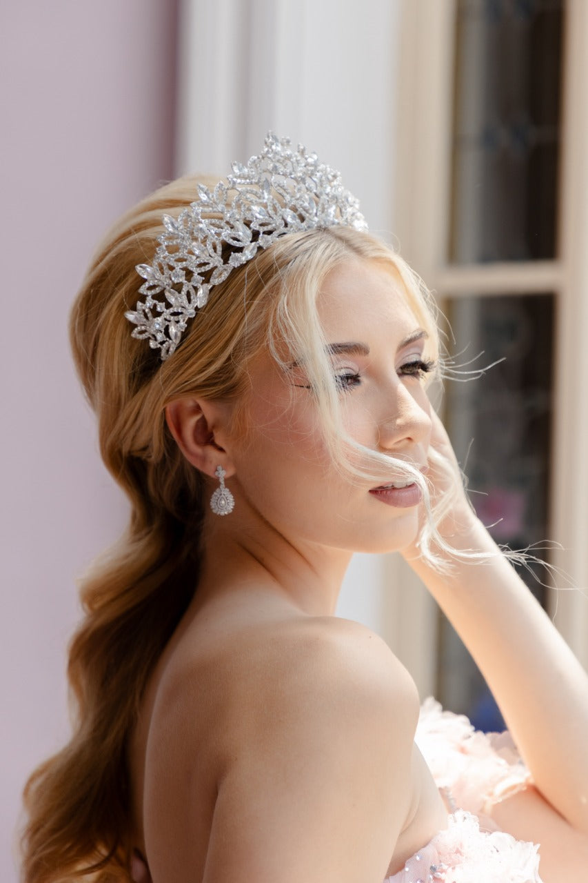corona de quinceanera en punta aguda con cristales austriacos 