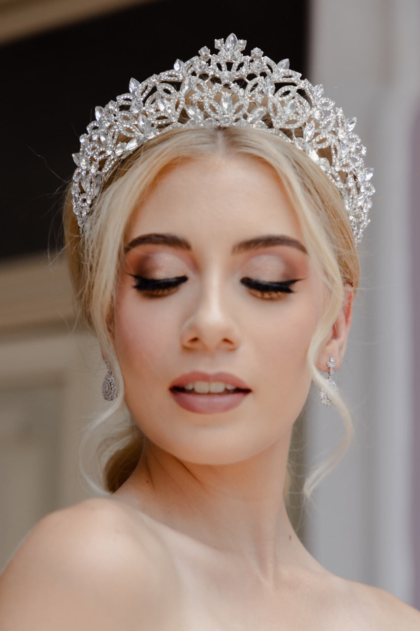 corona de quinceanera en punta aguda con cristales austriacos 