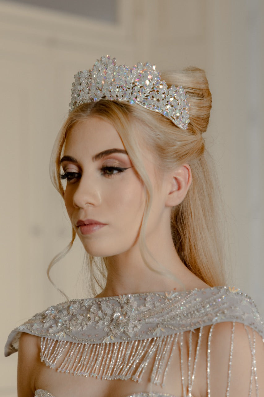corona de quinceanos con cristal austriaco en tono tornasol 