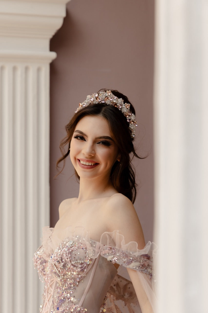 tiara de quinceanera con cristales en tonos rosas