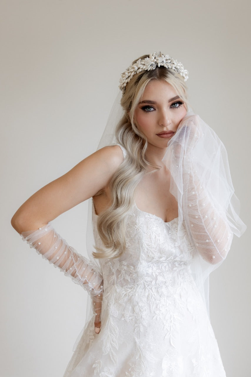tocado de novia ximena elaborada con flores de porcelana , azahares e incrustación austriaco  con un terminado aperlado bridal hairstyle bridal headband