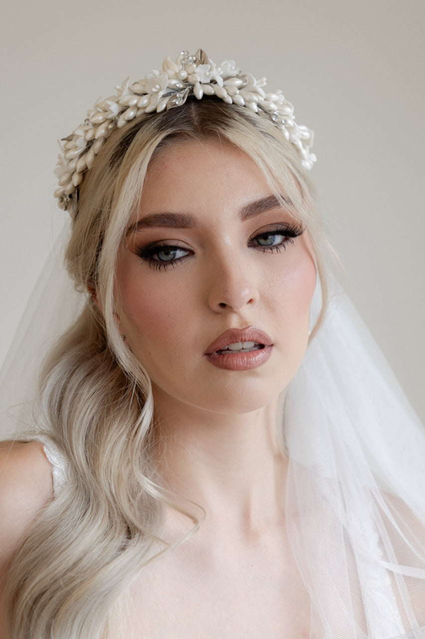 tocado de novia ximena elaborada con flores de porcelana , azahares e incrustación austriaco  con un terminado aperlado bridal hairstyle bridal headband