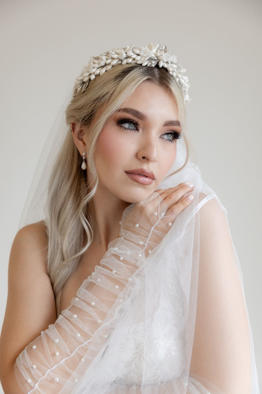tocado de novia ximena elaborada con flores de porcelana , azahares e incrustación austriaco  con un terminado aperlado bridal hairstyle bridal headband
