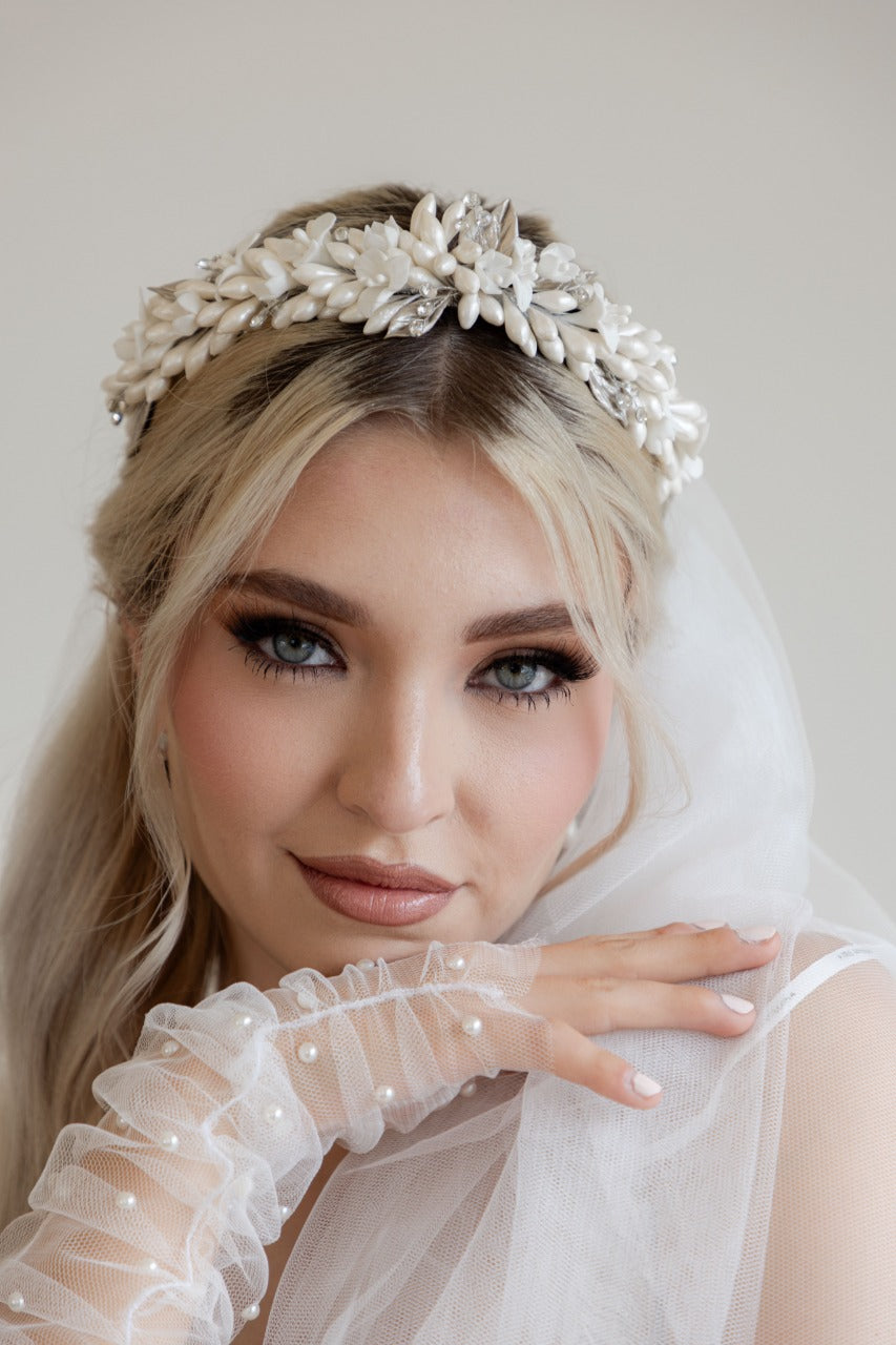 tocado de novia ximena elaborada con flores de porcelana , azahares e incrustación austriaco  con un terminado aperlado bridal hairstyle bridal headband 