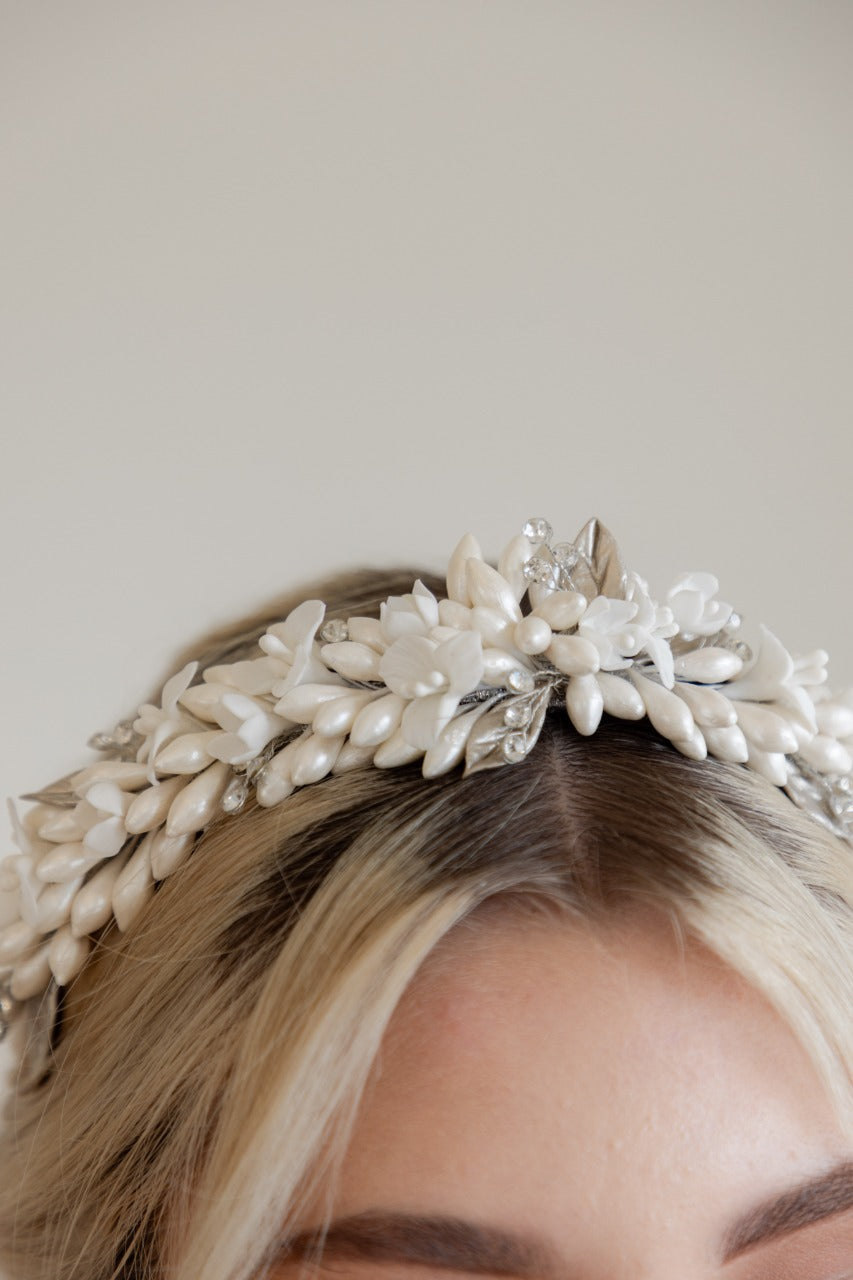 tocado de novia ximena elaborada con flores de porcelana , azahares e incrustación austriaco  con un terminado aperlado bridal hairstyle bridal headband