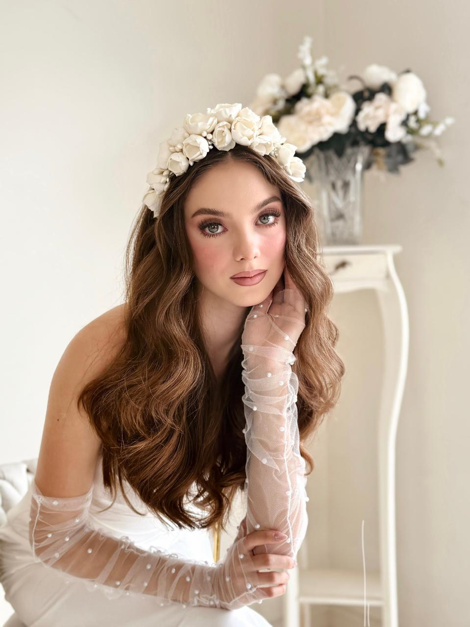 Diadema de novia Mora con azhares y delicadas flores en  display picture 2