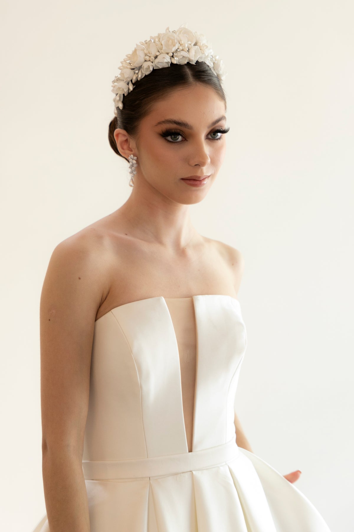 diadema mora ivory con flores de  pasta francesa y azahares 
bridal hairstyle headband 