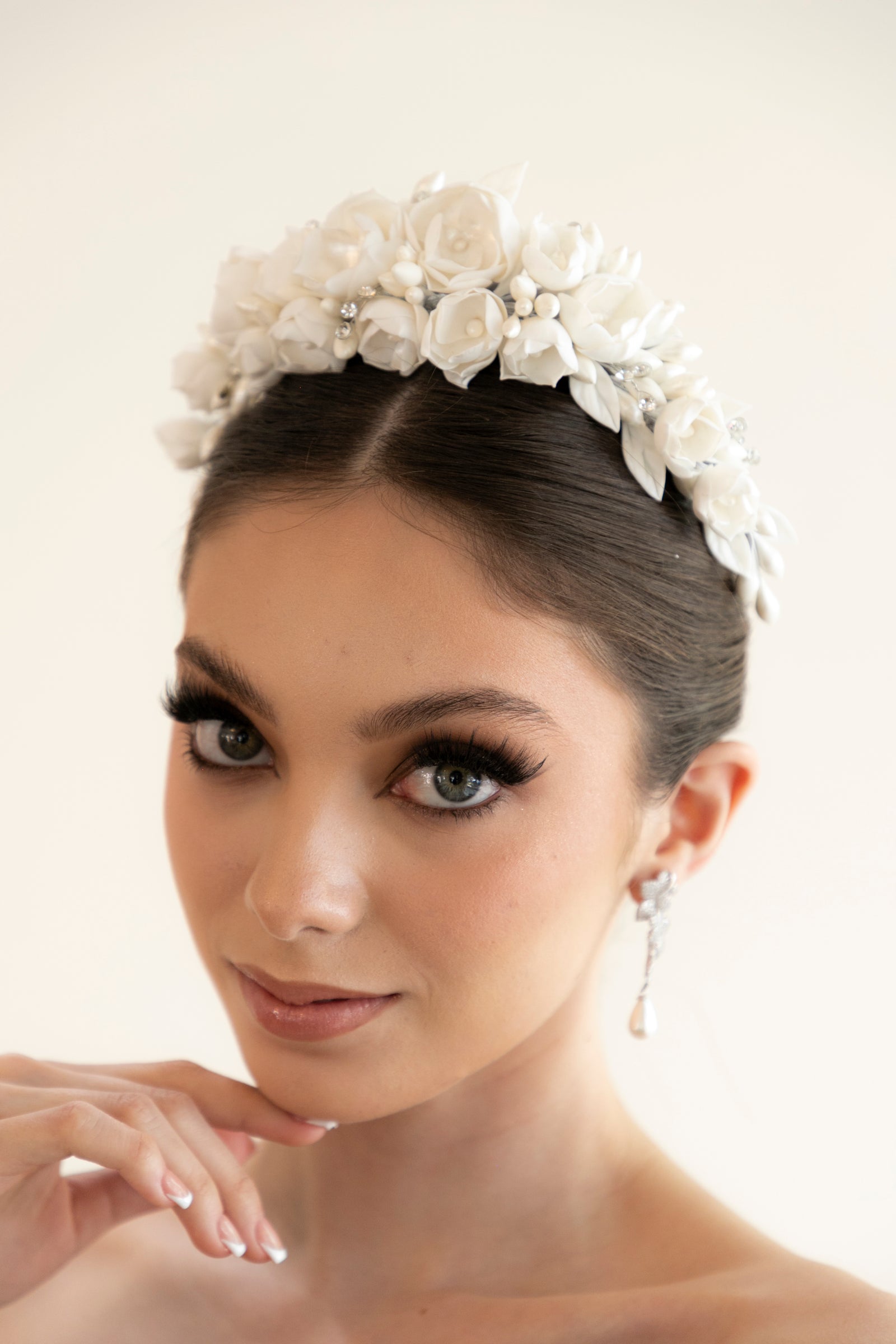 diadema mora ivory con flores de  pasta francesa y azahares 
bridal hairstyle headband 