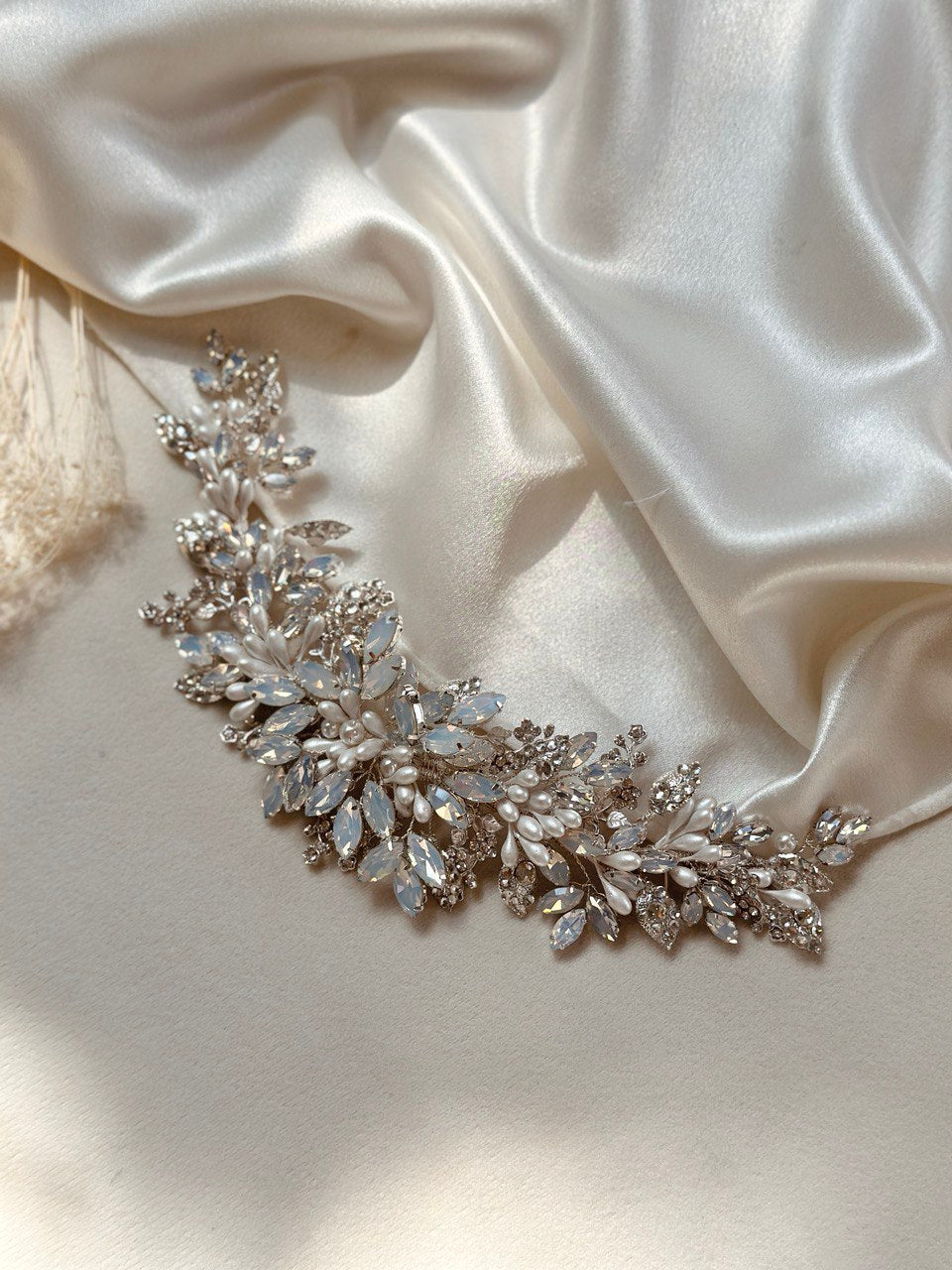 peineta ma10 elaborada con cristal ópalo y austriaco  con una conbinacion de azahares en un terminado aperlado bridal hairstyle bridal headband 