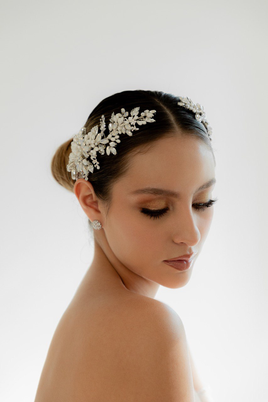 peineta ma10 elaborada con cristal ópalo y austriaco  con una conbinacion de azahares en un terminado aperlado bridal hairstyle bridal headband 