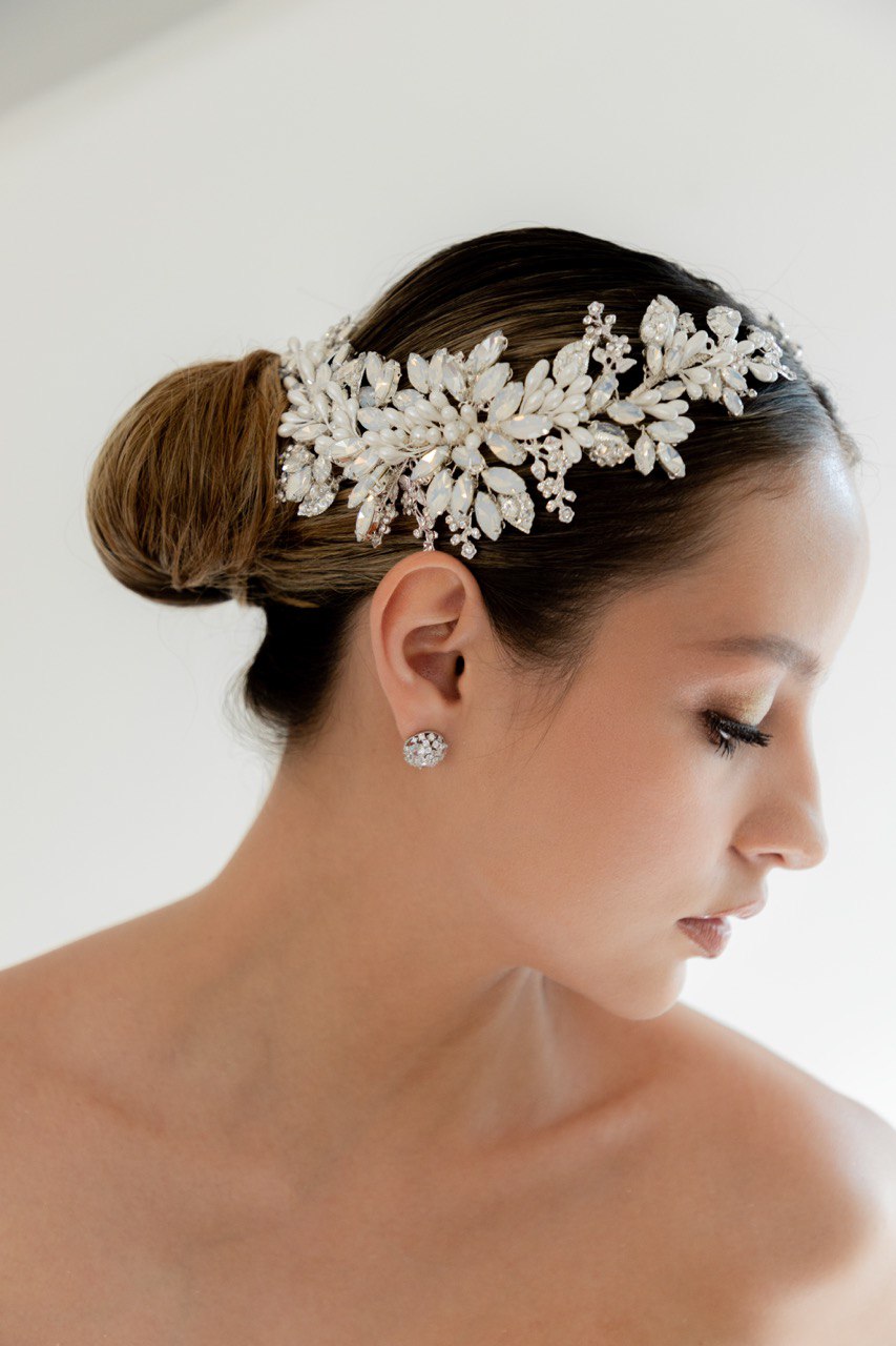 peineta ma10 elaborada con cristal ópalo y austriaco  con una conbinacion de azahares en un terminado aperlado bridal hairstyle bridal headband 