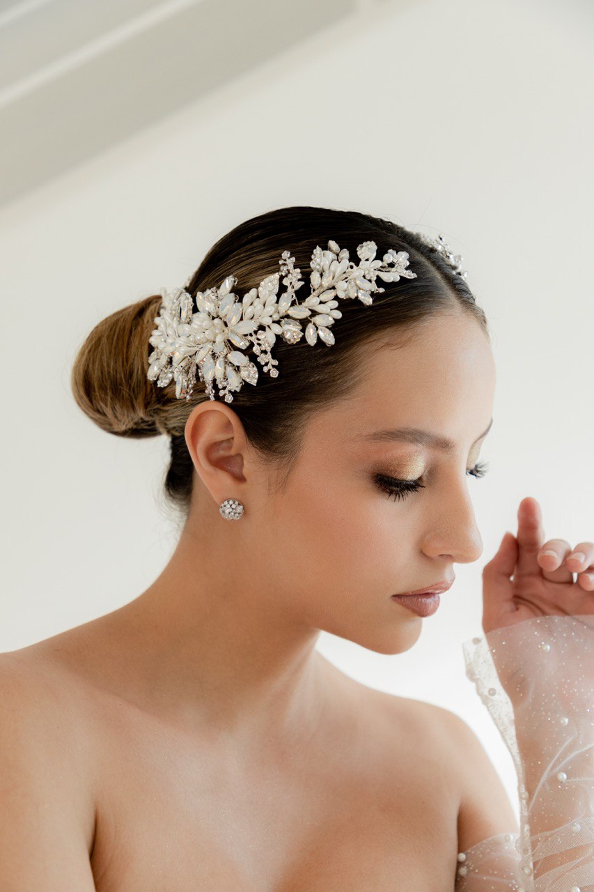 peineta ma10 elaborada con cristal ópalo y austriaco  con una conbinacion de azahares en un terminado aperlado bridal hairstyle bridal headband 