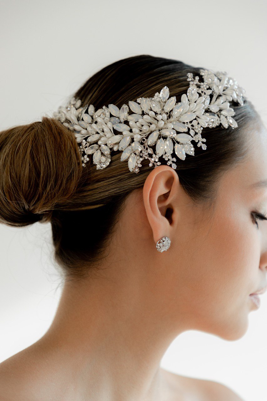 peineta ma10 elaborada con cristal ópalo y austriaco  con una conbinacion de azahares en un terminado aperlado bridal hairstyle bridal headband 