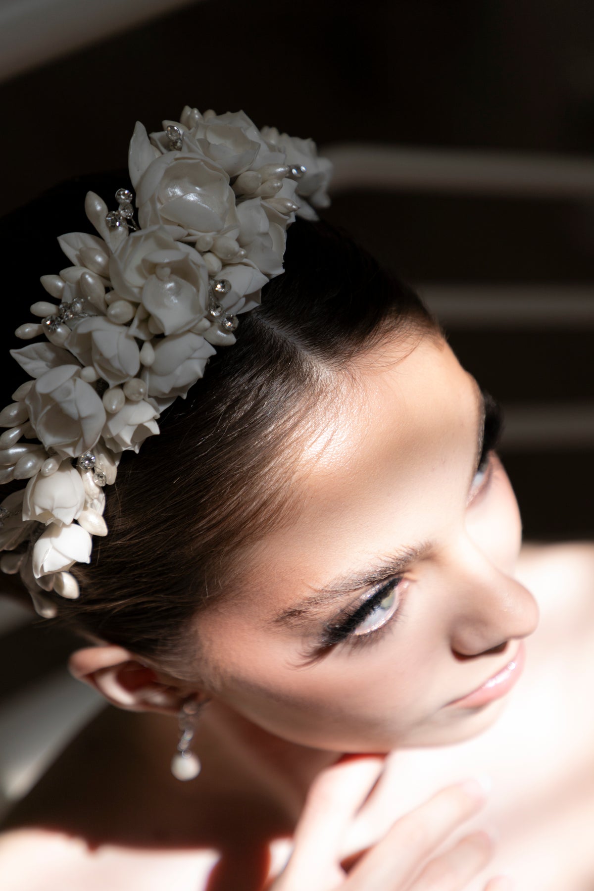 diadema mora ivory con flores de  pasta francesa y azahares 
bridal hairstyle headband 