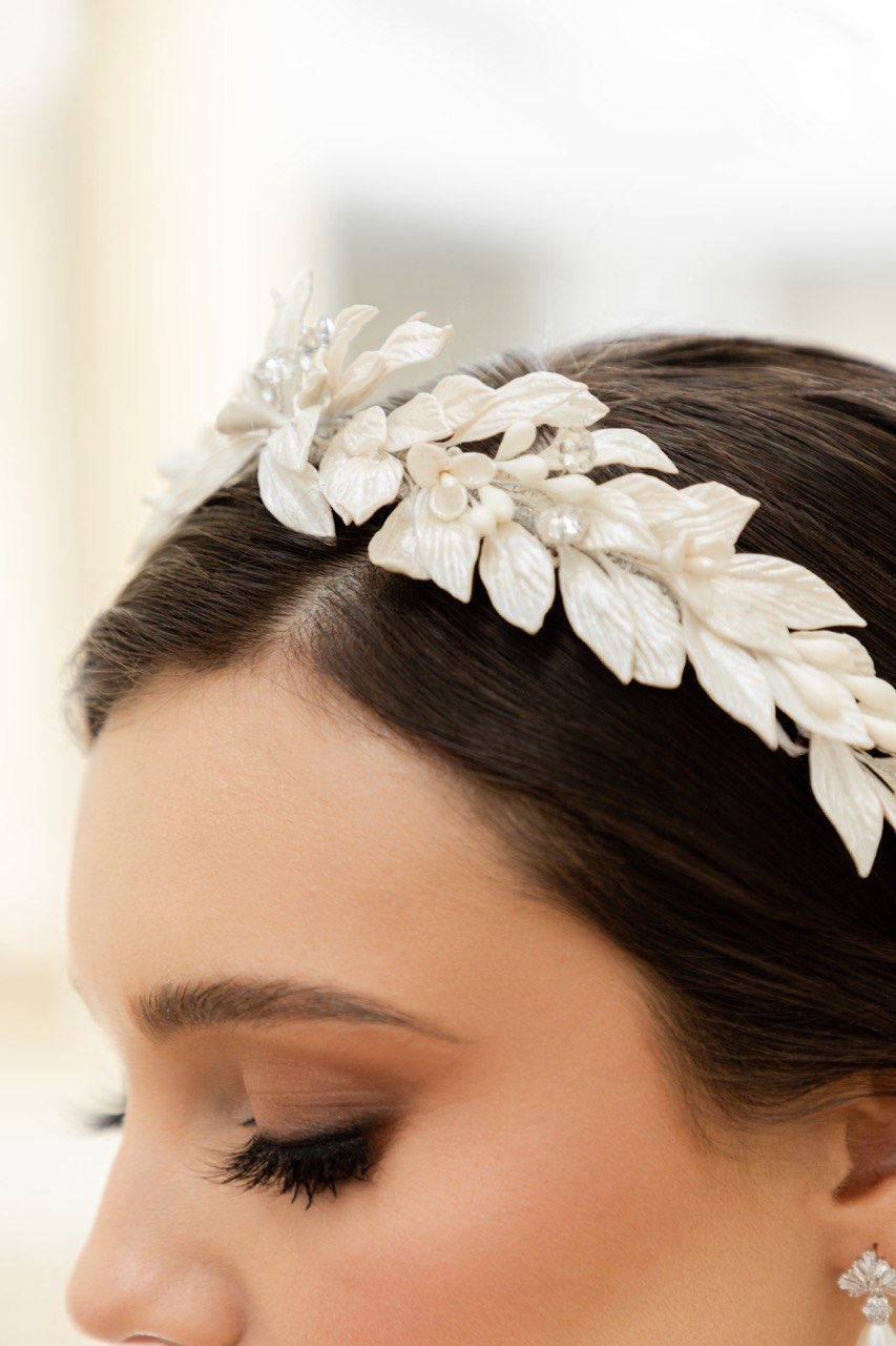 diadema armida ivoryelaborada con  pasta francesa e incrustación de cristal austriaco bridal hairstyle bridal headband 