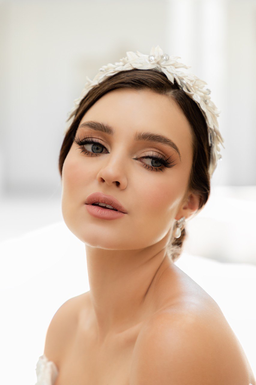 diadema armida ivoryelaborada con  pasta francesa e incrustación de cristal austriaco bridal hairstyle bridal headband 