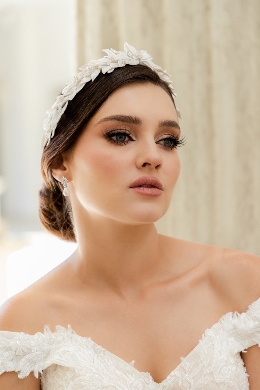diadema armida ivoryelaborada con  pasta francesa e incrustación de cristal austriaco bridal hairstyle bridal headband 