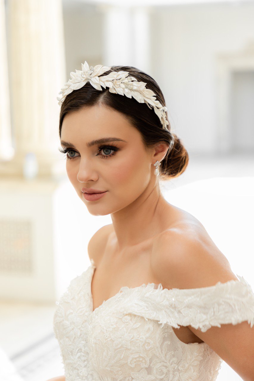 diadema armida ivoryelaborada con  pasta francesa e incrustación de cristal austriaco bridal hairstyle bridal headband 
