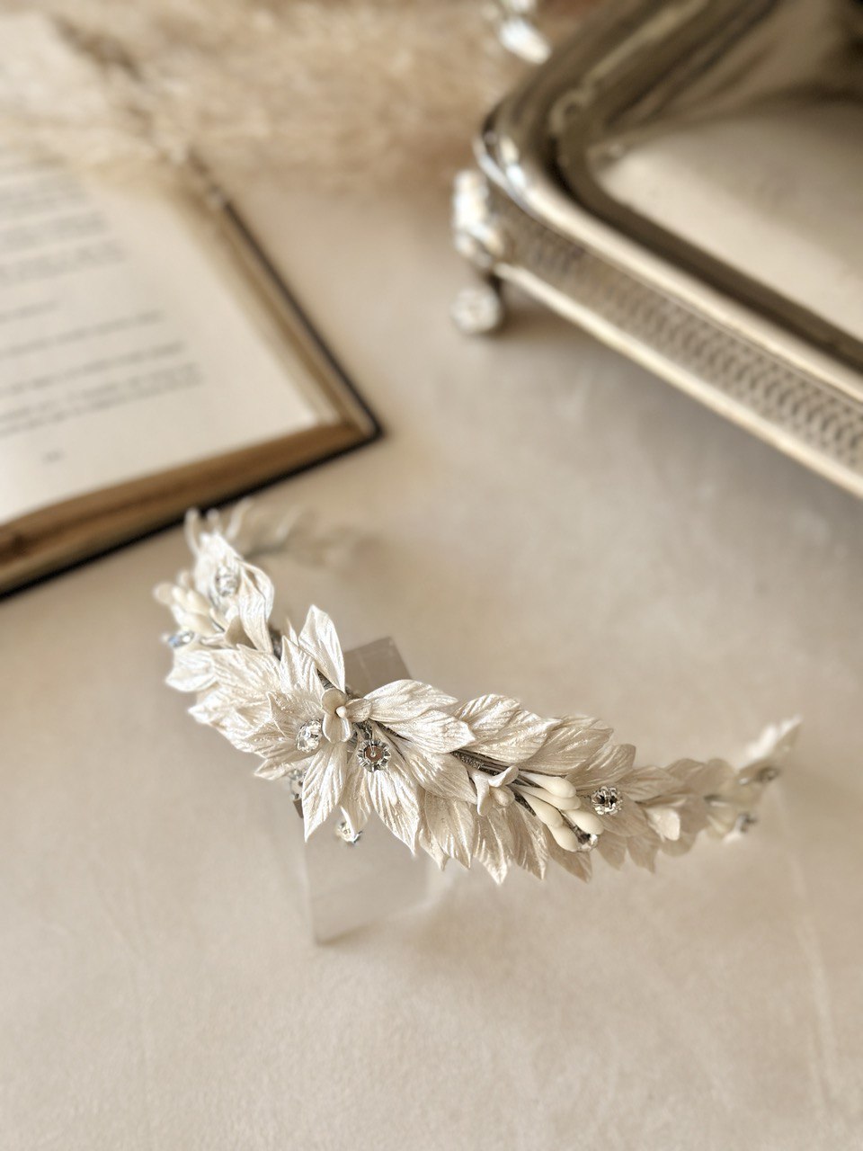 diadema armida ivoryelaborada con  pasta francesa e incrustación de cristal austriaco bridal hairstyle bridal headband 
