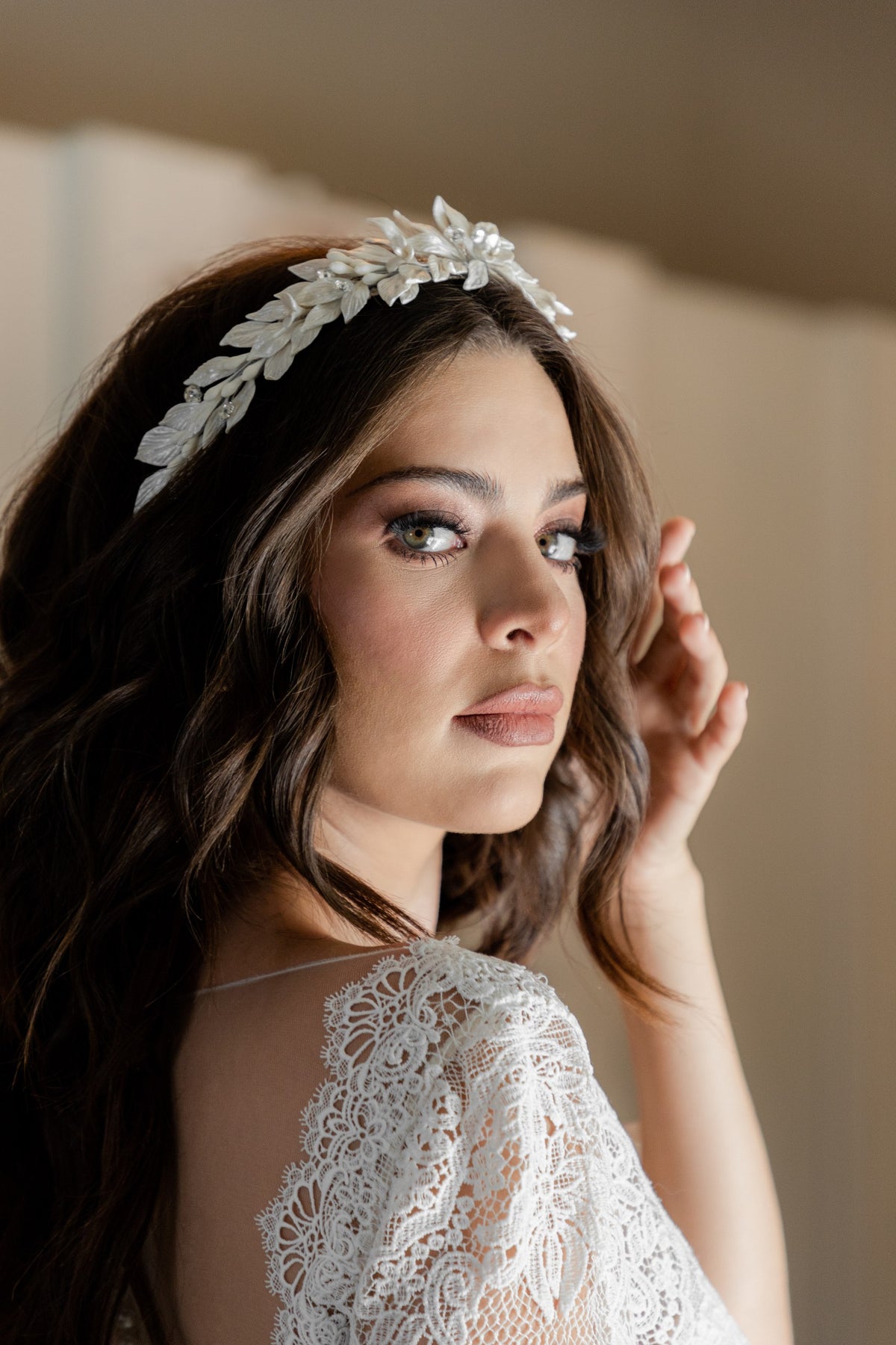 diadema armida ivoryelaborada con  pasta francesa e incrustación de cristal austriaco bridal hairstyle bridal headband 