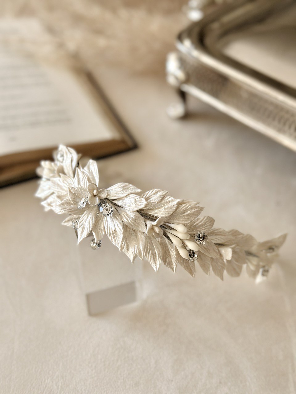 diadema armida ivoryelaborada con  pasta francesa e incrustación de cristal austriaco bridal hairstyle bridal headband 