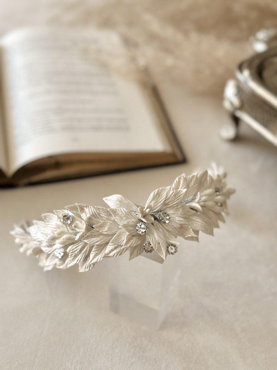 diadema armida ivoryelaborada con  pasta francesa e incrustación de cristal austriaco bridal hairstyle bridal headband 