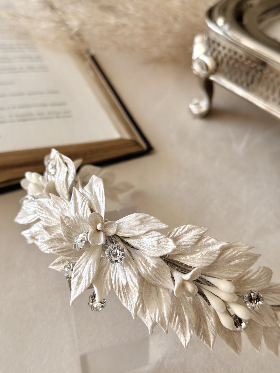 diadema armida ivoryelaborada con  pasta francesa e incrustación de cristal austriaco bridal hairstyle bridal headband 