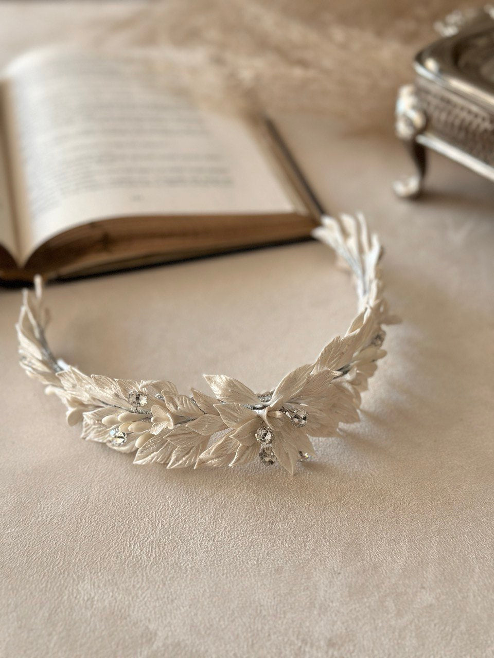 diadema armida ivoryelaborada con  pasta francesa e incrustación de cristal austriaco bridal hairstyle bridal headband 