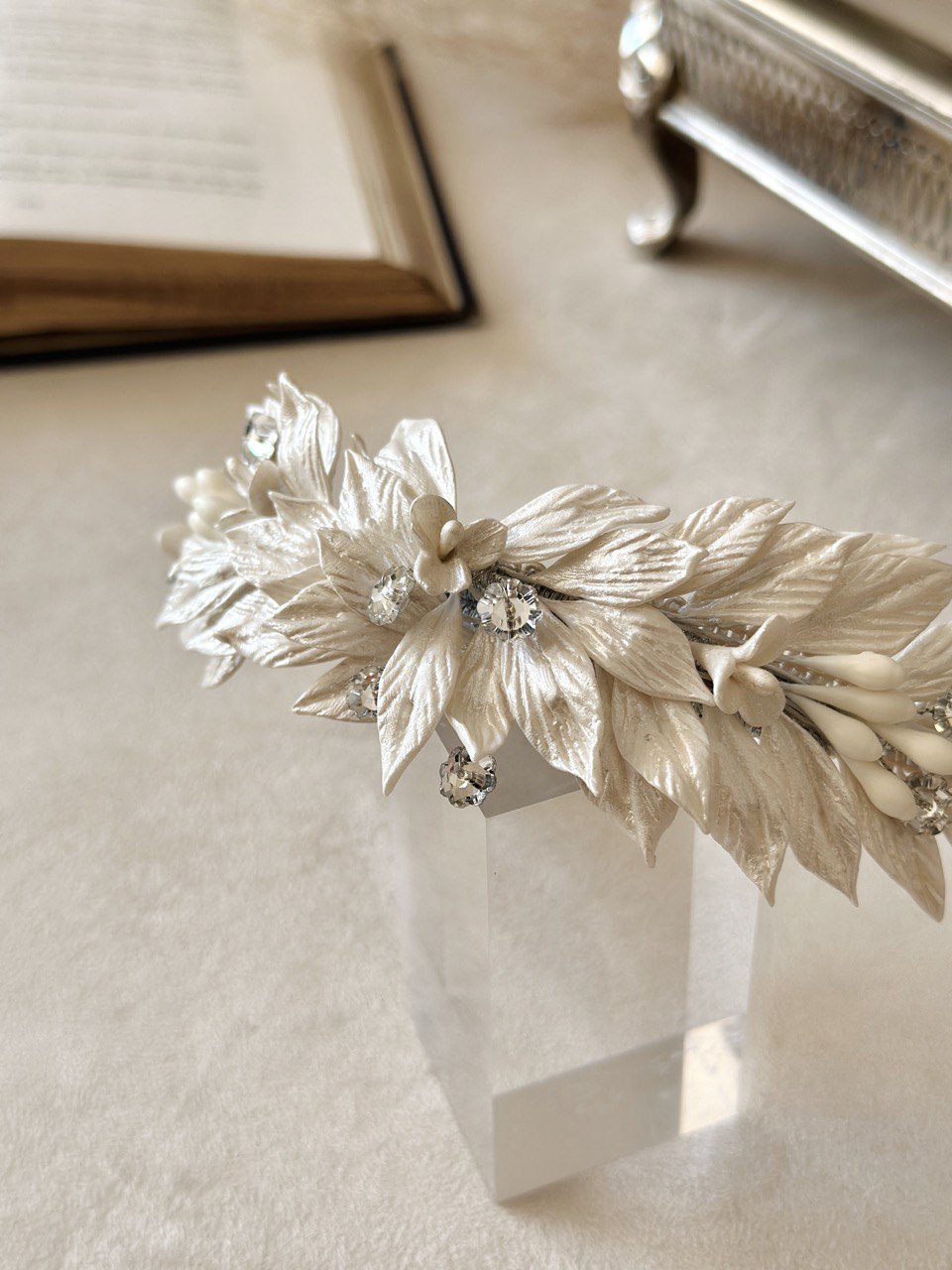 diadema armida ivoryelaborada con  pasta francesa e incrustación de cristal austriaco bridal hairstyle bridal headband 