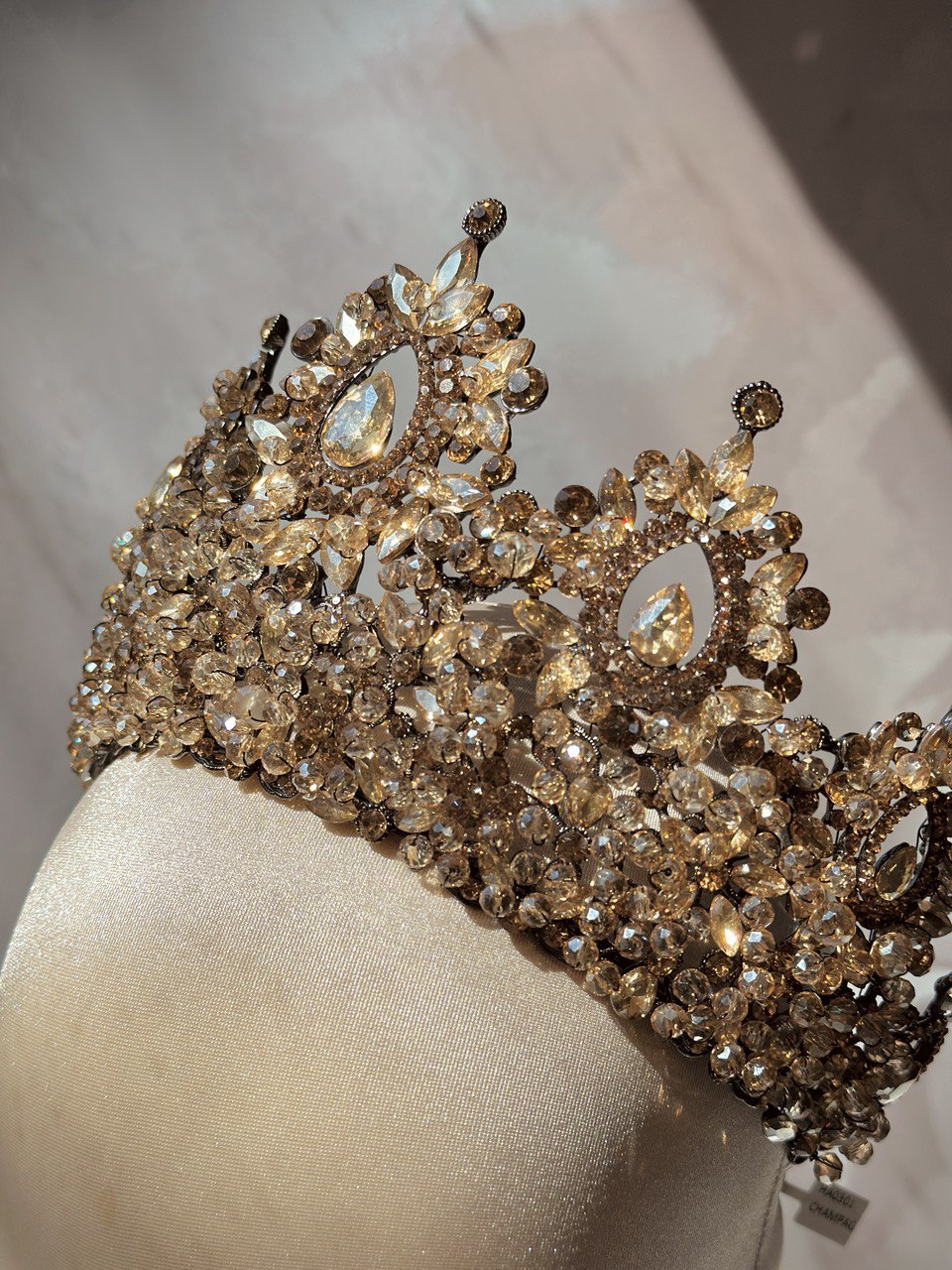 corona de quinceanos champagne con cristales austriacos