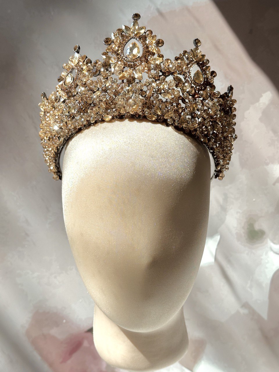 corona de quinceanos champagne con cristales austriacos