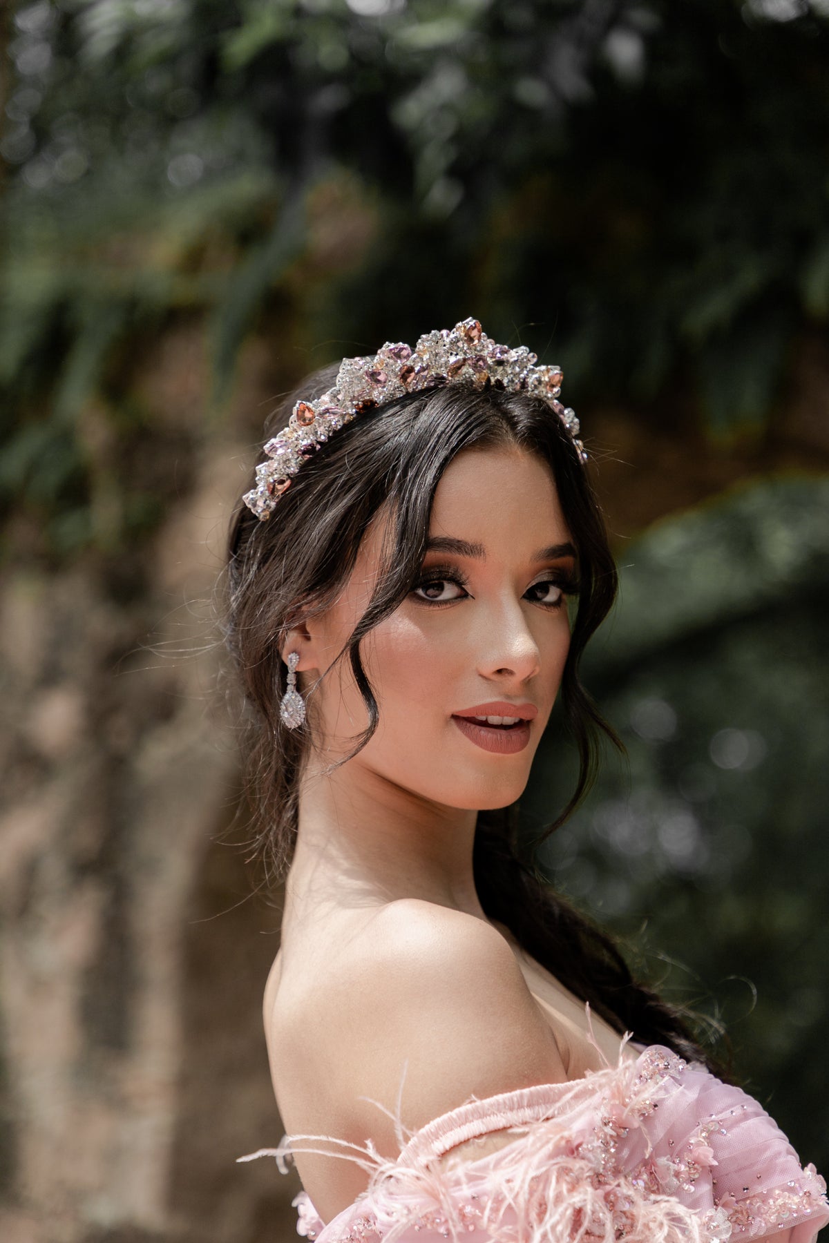 tiara de quinceanera con cristales en tonos rosas