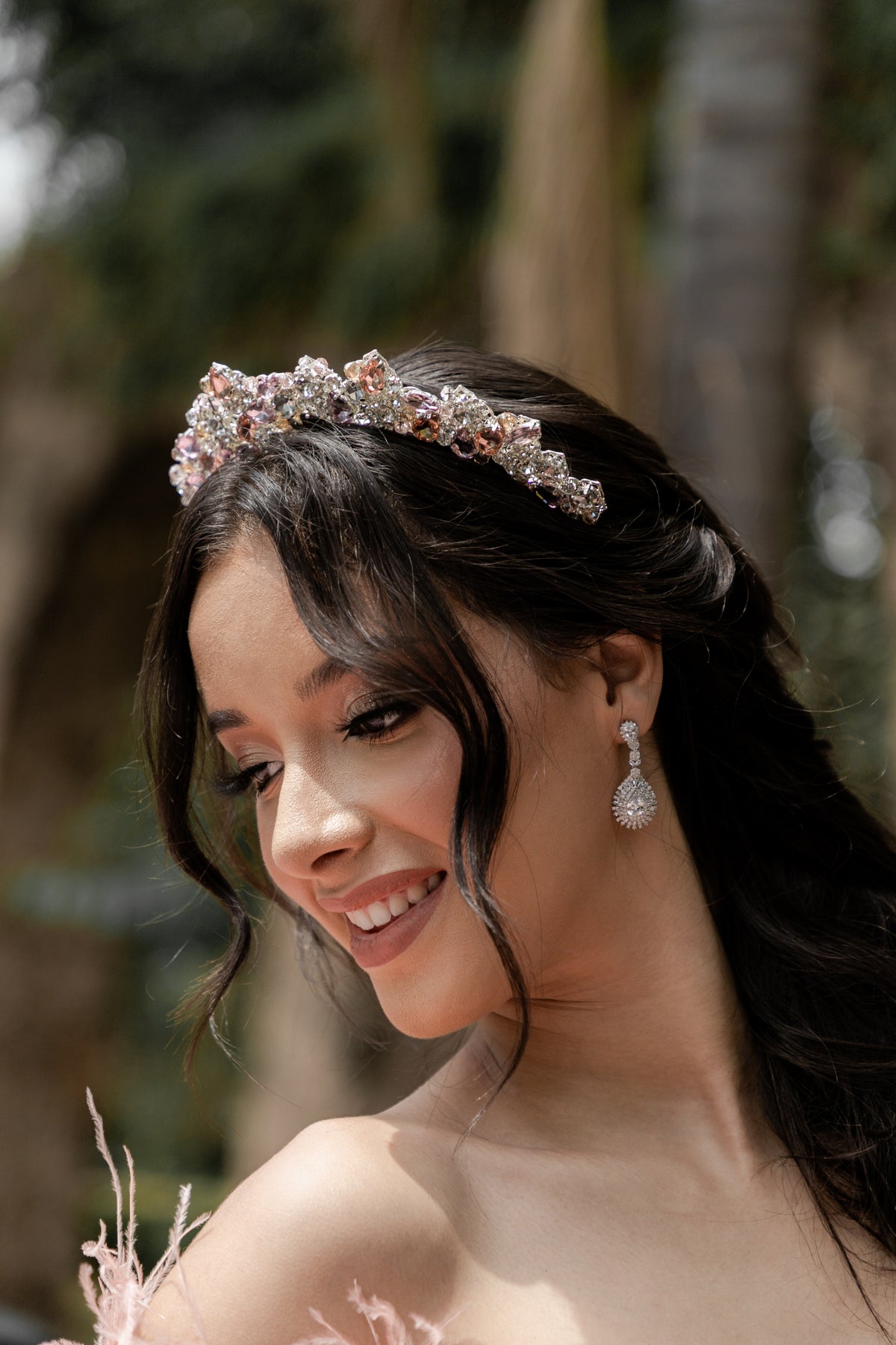 tiara de quinceanera con cristales en tonos rosas