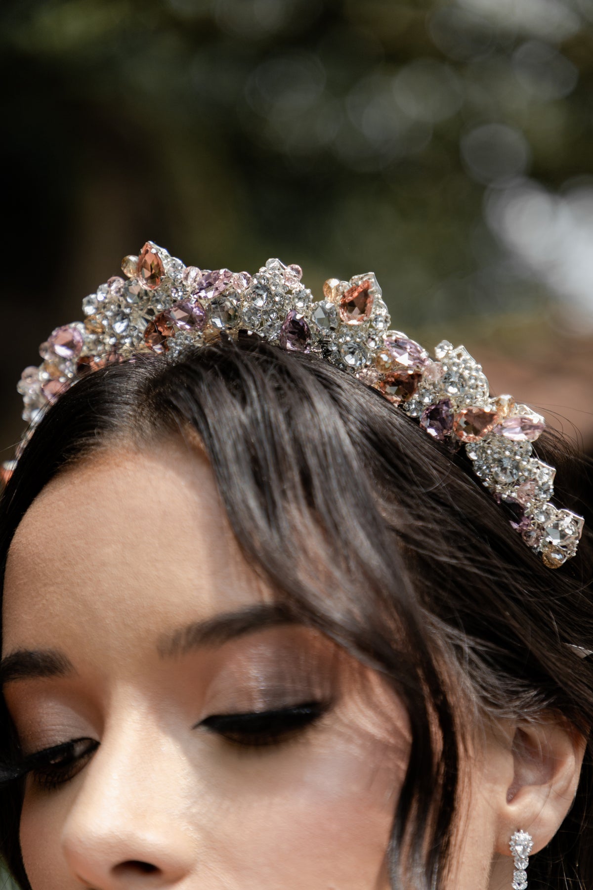 tiara de quinceanera con cristales en tonos rosas