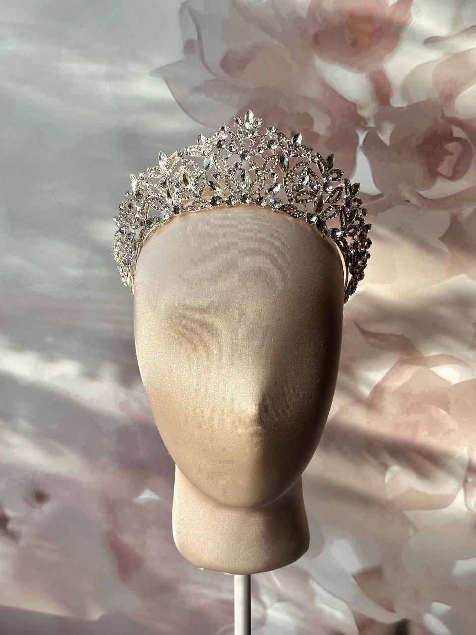 corona de quinceanera en punta aguda con cristales austriacos 