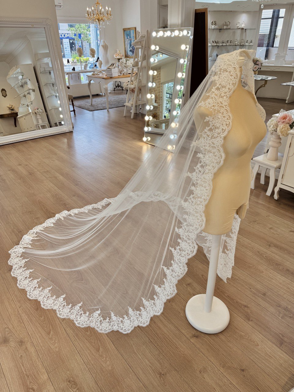 velo español bordado con encaje ivory