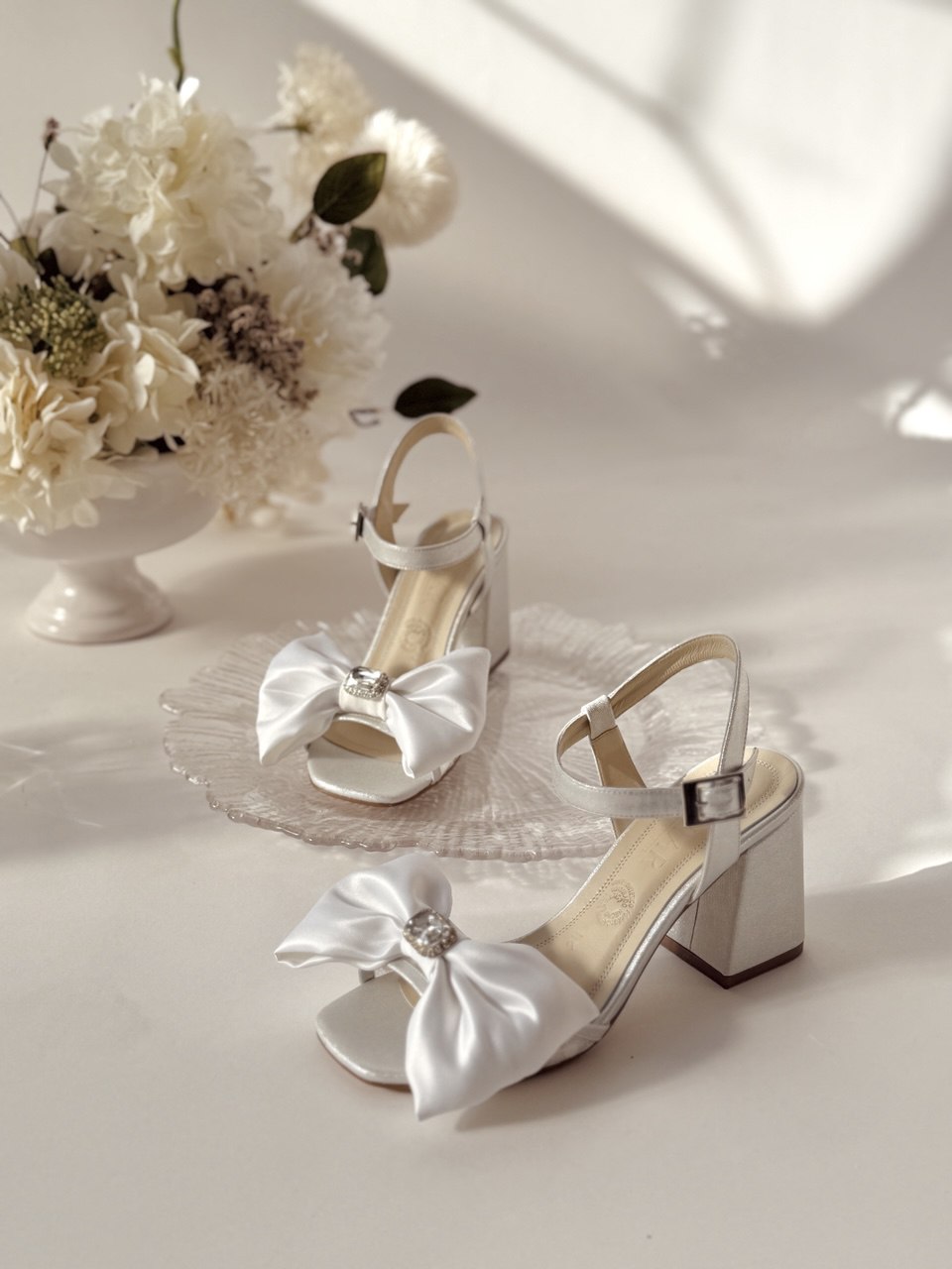 Zapatillas de novia de tacon grueso con aplicacion de moño y cristal austriaco al centro