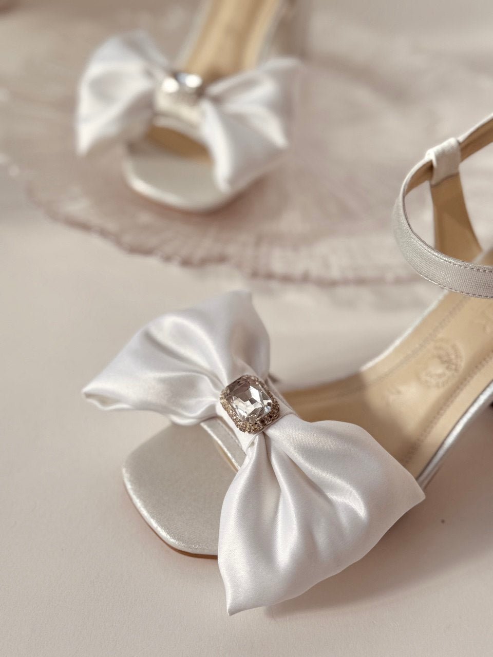 Zapatillas de novia de tacon grueso con aplicacion de moño y cristal austriaco al centro