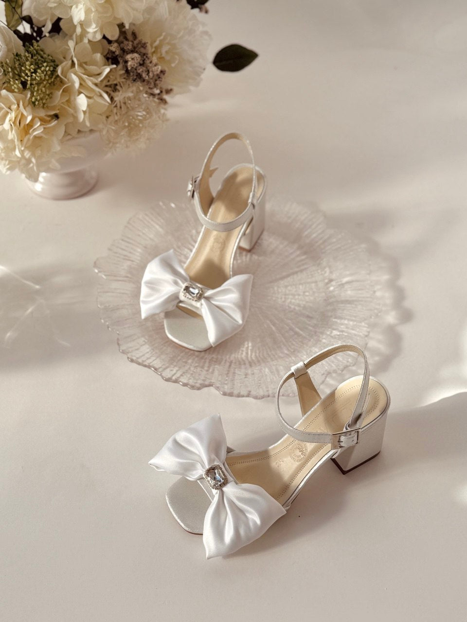Zapatillas de novia de tacon grueso con aplicacion de moño y cristal austriaco al centro