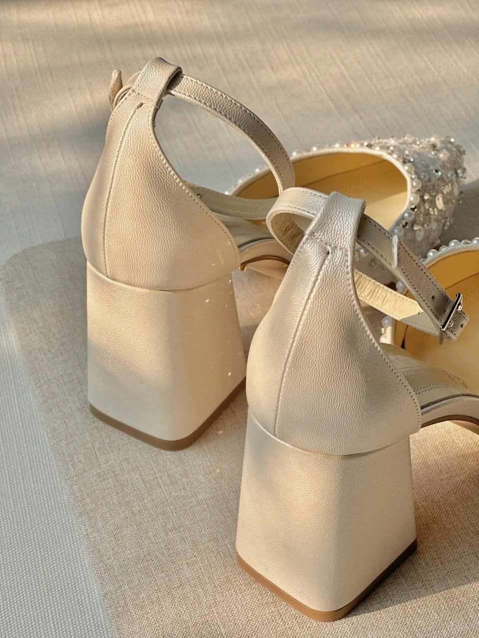 zapatillas de novia de punta aguda con aplicacion de lentejuela y perla ivory